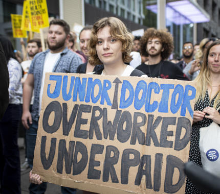 Junior doctor pay protest 2022 crowd and banner